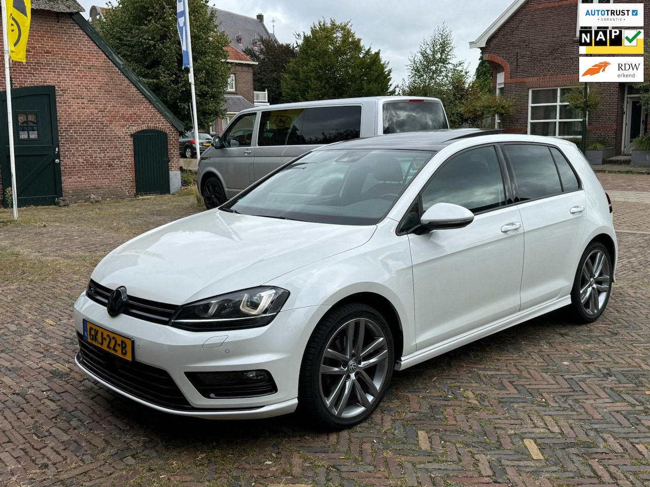 Volkswagen Golf - 1.4 TSI Highline/R-Line VOLLEDIG!/AUTMAAT/PANORAMADAK/CAMERA/LM''18 - AutoWereld.nl