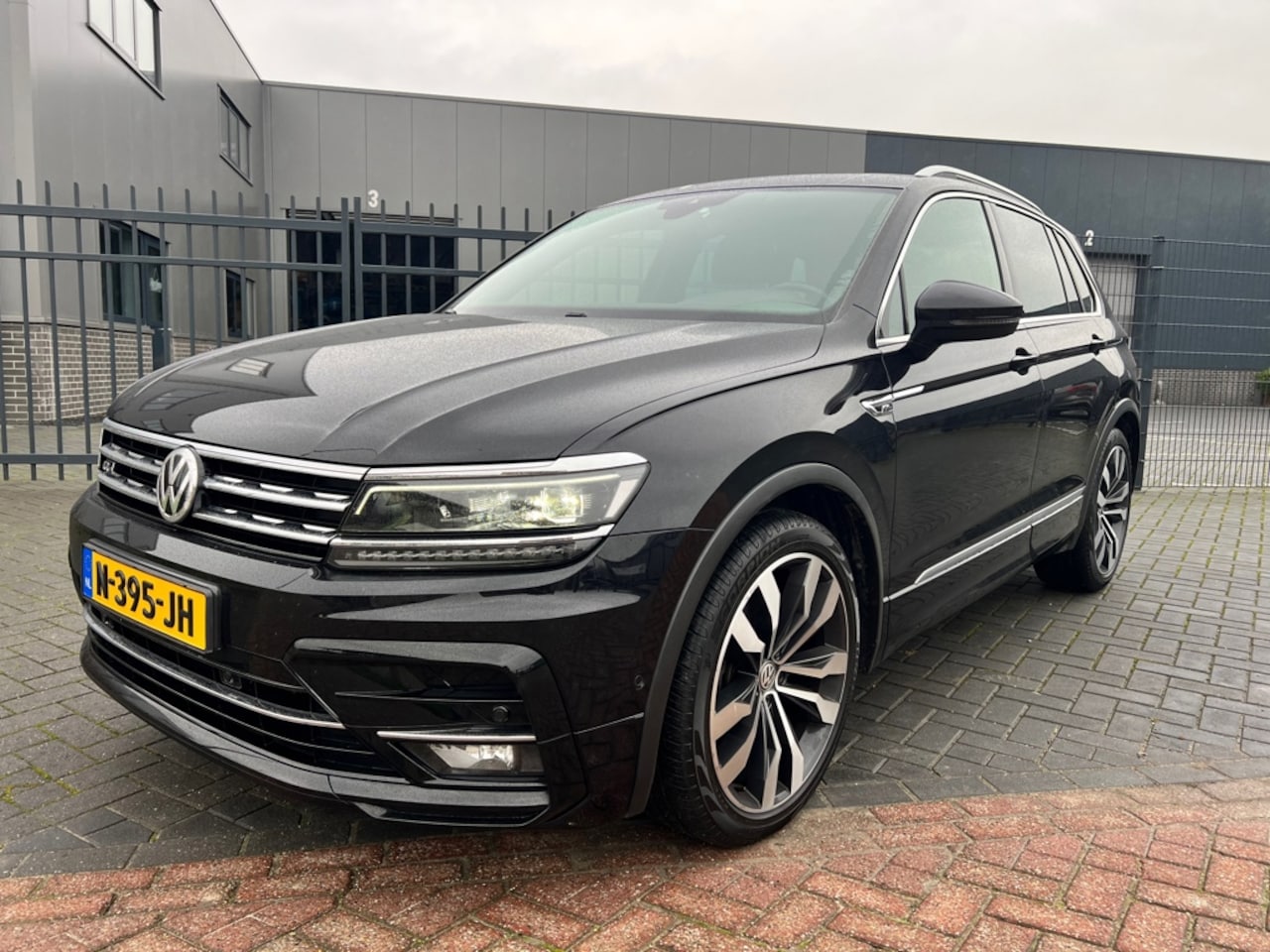 Volkswagen Tiguan - 1.5 TSI Business R-Line PANO | KEYLESS | LED - AutoWereld.nl