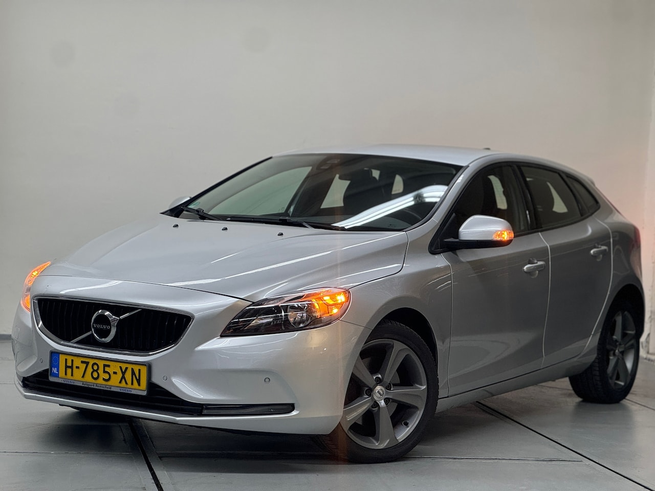 Volvo V40 - 2.0 T2 Momentum NAVI CRUISE PDC - AutoWereld.nl