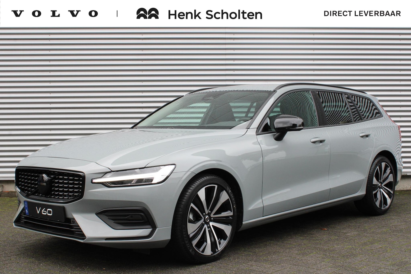 Volvo V60 - B4 Mild Hybrid AUT7 197PK Essential Edition, Sport Pack, Glossy Black Grille & Belettering - AutoWereld.nl