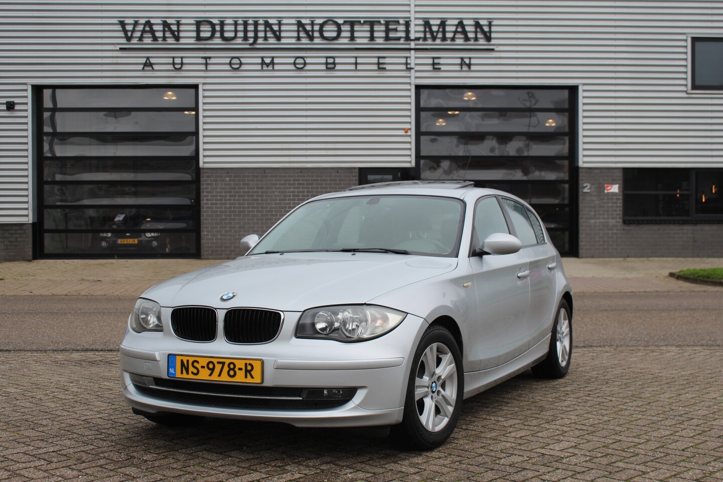 BMW 1-serie - 116i Introduction / Schuifdak / Navigatie / Climate - AutoWereld.nl