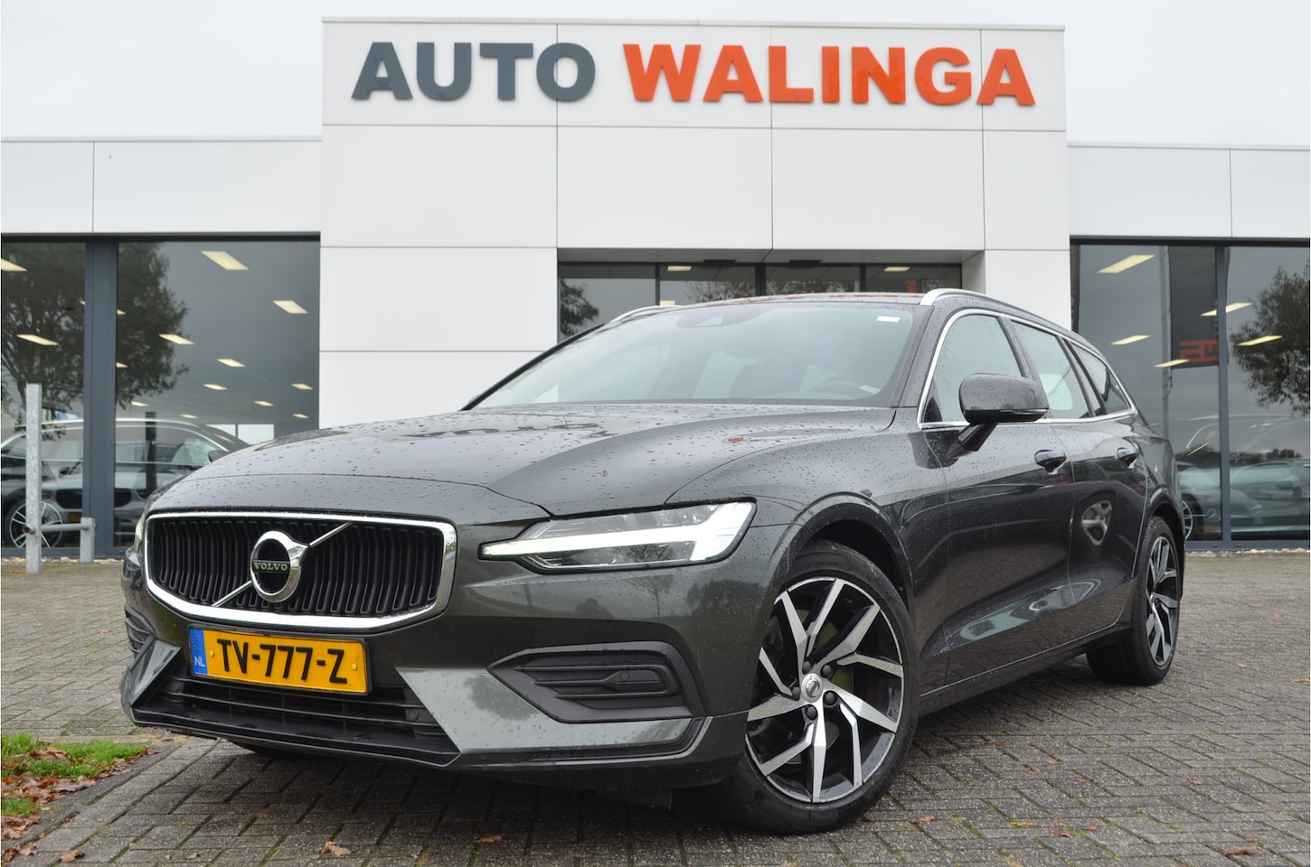 Volvo V60 - 2.0 T5 Momentum Leer | Stoelverwarming | Pilot Assist | Bordenherkenning | Carplay | 18'' - AutoWereld.nl