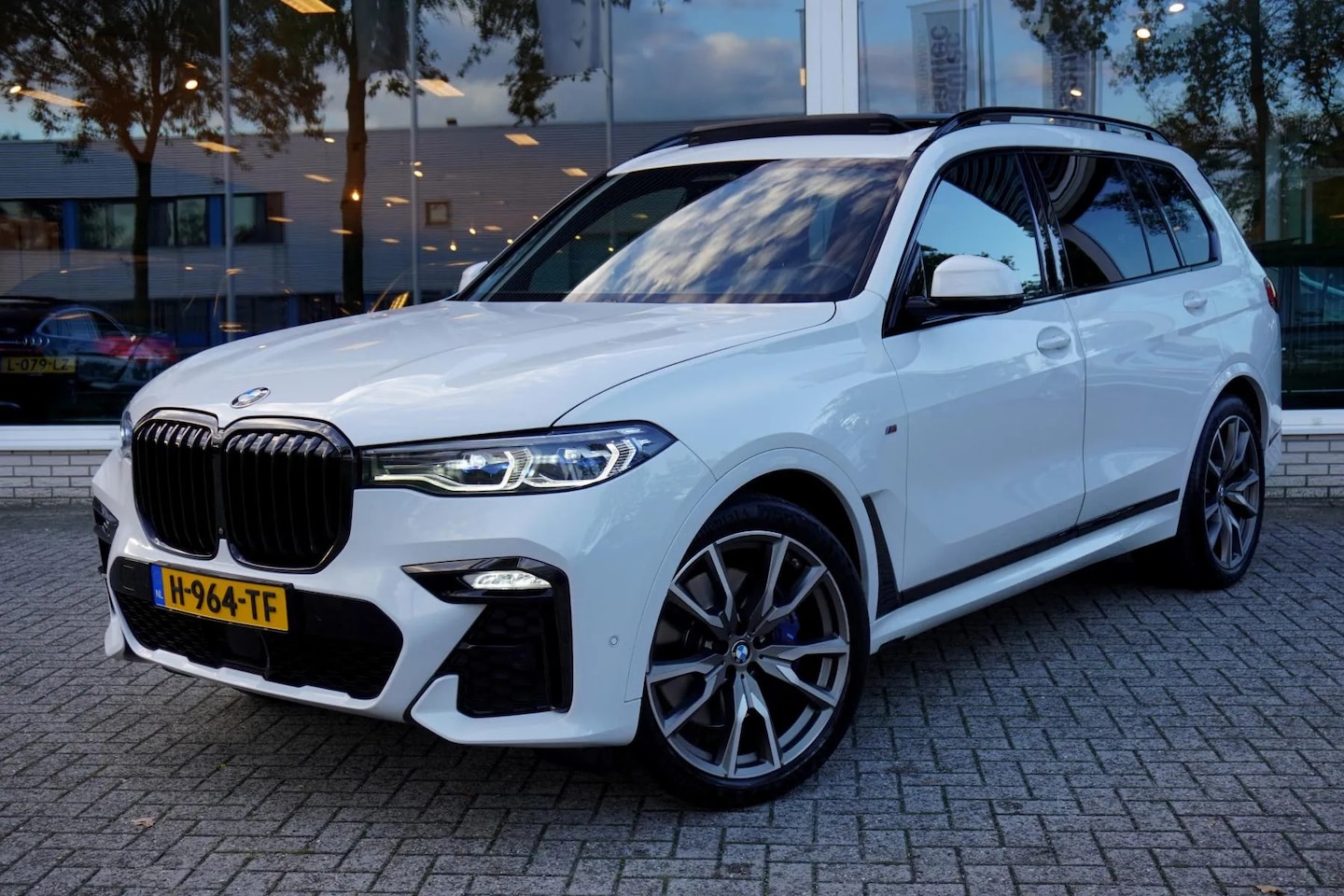 BMW X7 - M50i M-Sport NL-AUTO BTW 7-Pers. 3xTV 100% Voll - AutoWereld.nl