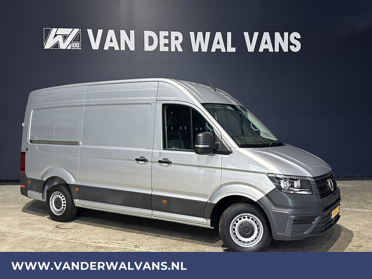 Volkswagen Crafter - 2.0 TDI 140pk L3H3 L2H2 Euro6 Airco | 3000kg Trekhaak | Navigatie | 3-Zits | apple carplay - AutoWereld.nl