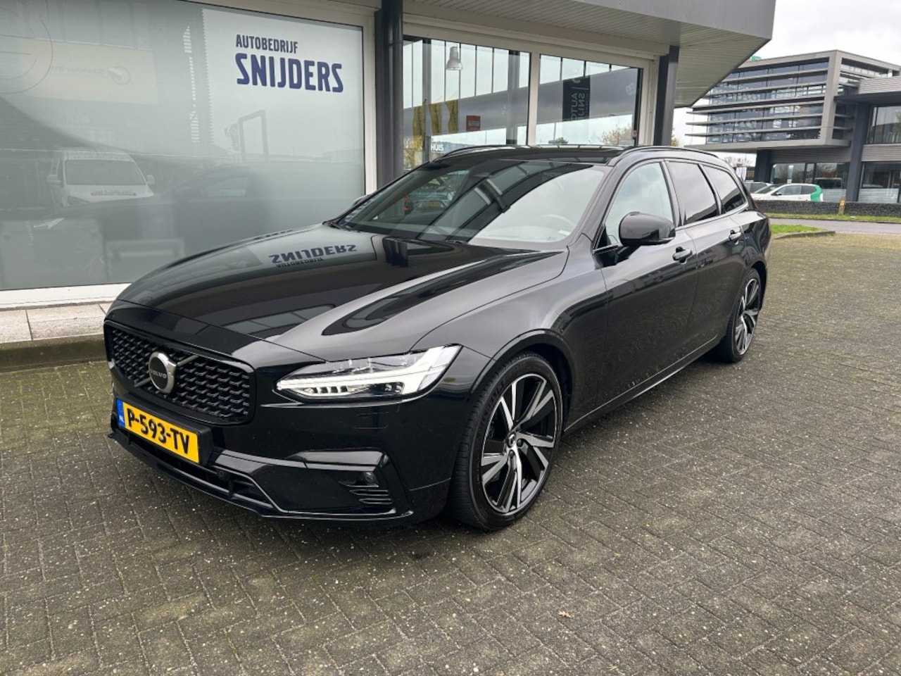 Volvo V90 - 2.0 B5 R-DESIGN FULL OPTIONS Modeljaar 2022 - AutoWereld.nl