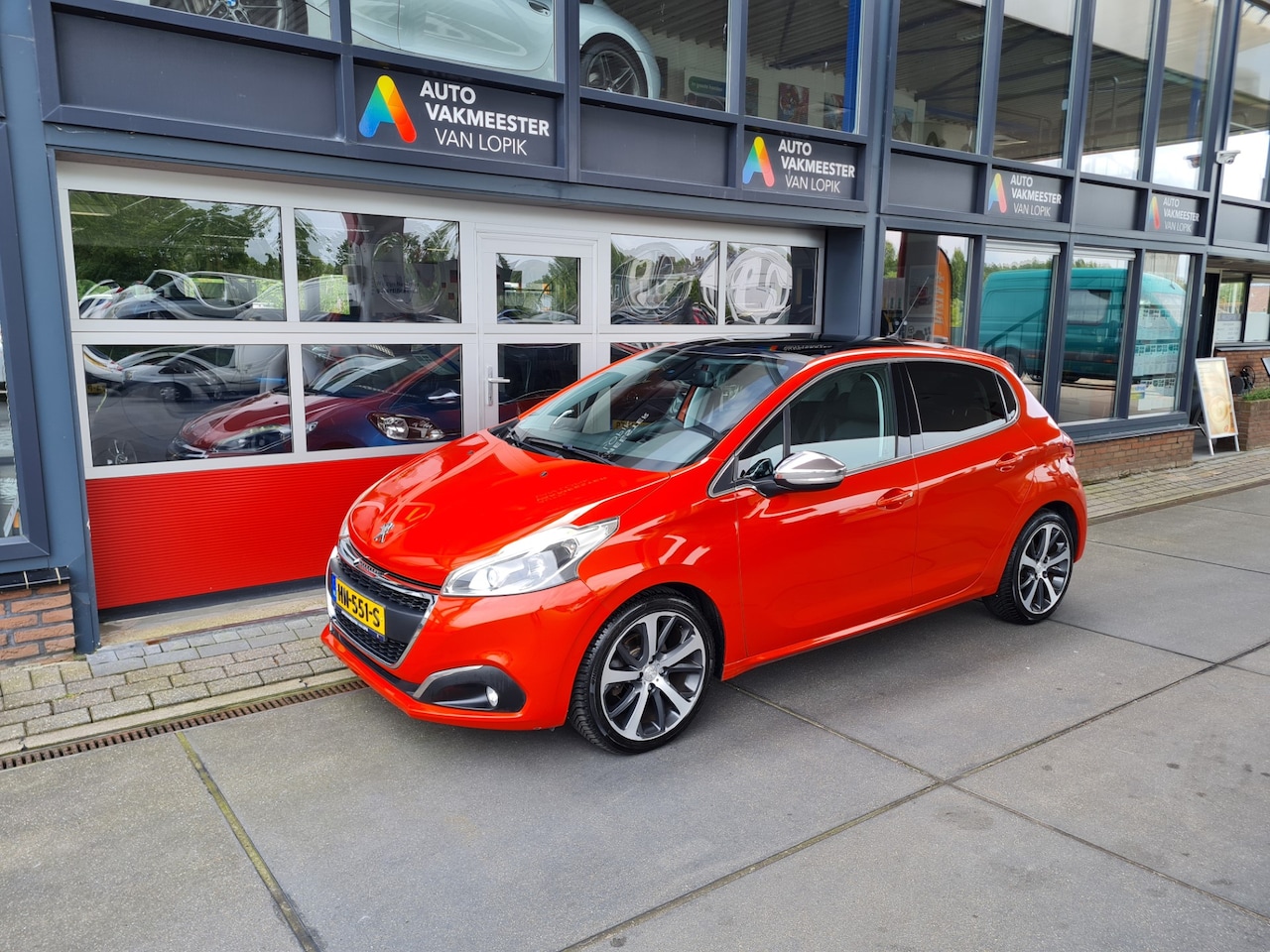 Peugeot 208 - 1.2 110pk 5D Première GT Navi / Blueth .Panoramadak. Sport-interieur All-in prijs + 6 mnd - AutoWereld.nl