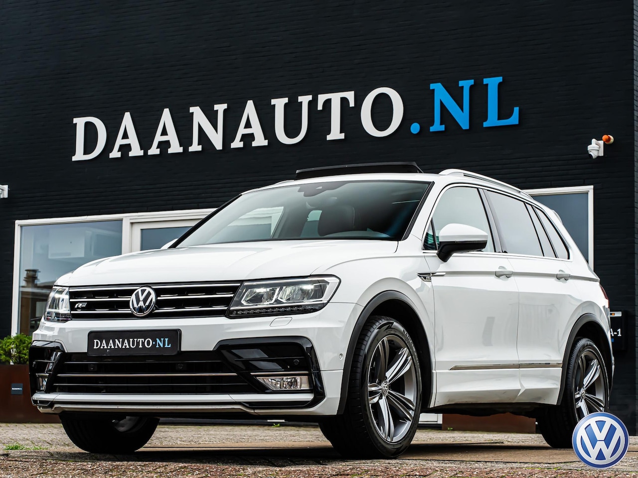 Volkswagen Tiguan - 2.0 TSI 4Motion Highline 2x R Line Pano Camera - AutoWereld.nl