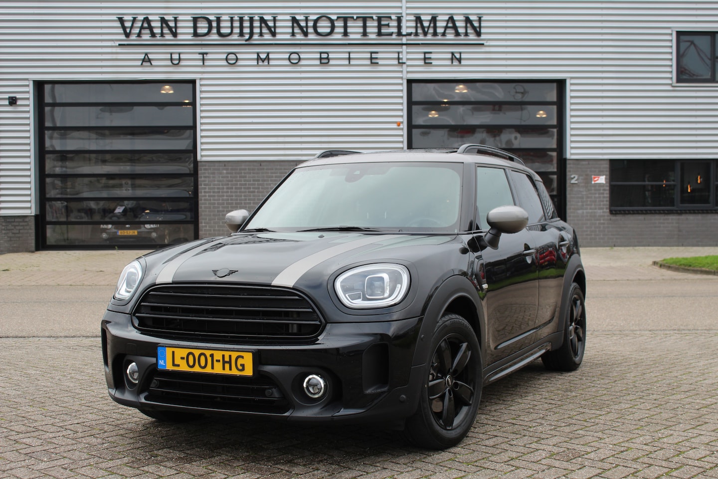 MINI Countryman - Mini 1.5 Cooper Business Edition / Panoramadak / N.A.P. - AutoWereld.nl