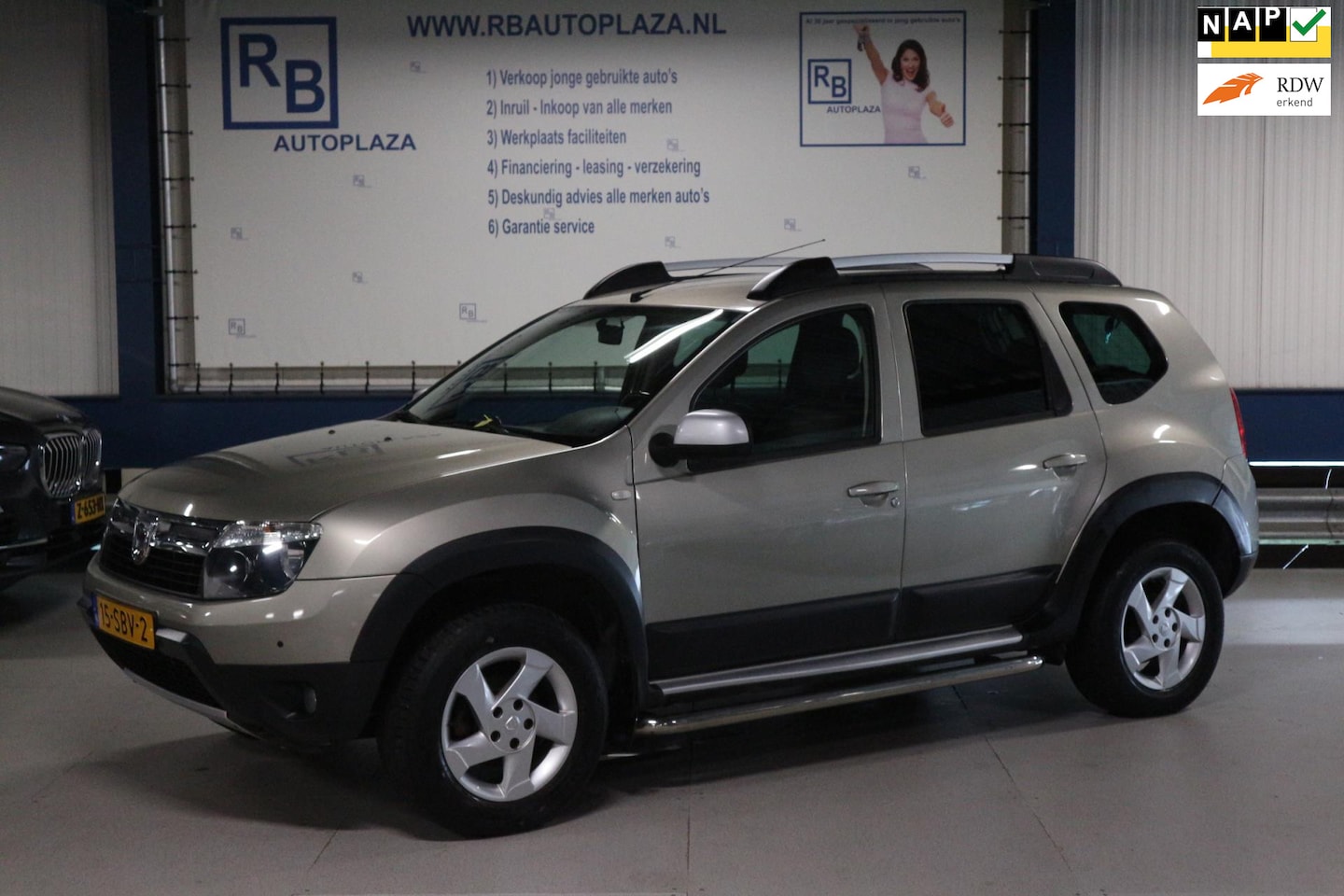 Dacia Duster - 1.6 Aniversare 4x4 / Leer / Haak / Pdc / Side Bars / Topper ! ! ! - AutoWereld.nl