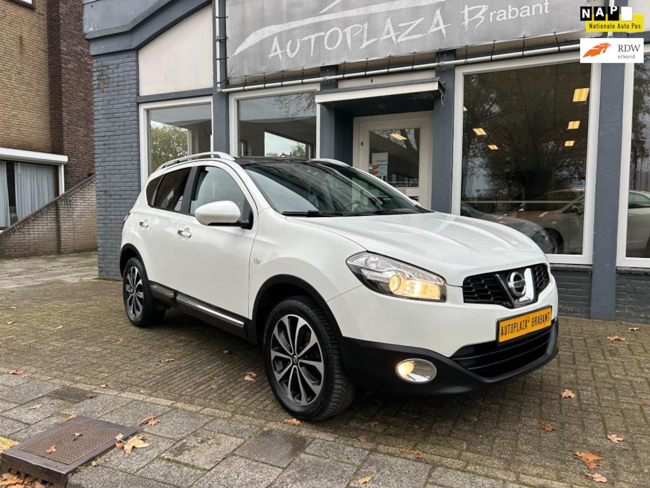 Nissan Qashqai - 2.0 / NAVI / CRUISE / PANODAK / ACHTERUITRIJ CAMERA - AutoWereld.nl