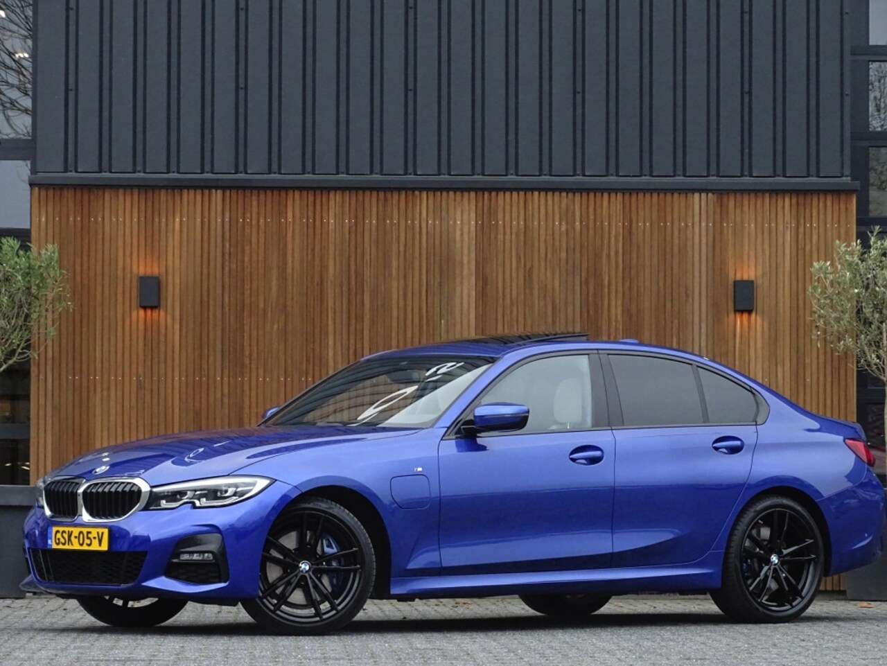 BMW 3-serie - 330e 292PK M-Sport / M-Individual / LED - AutoWereld.nl