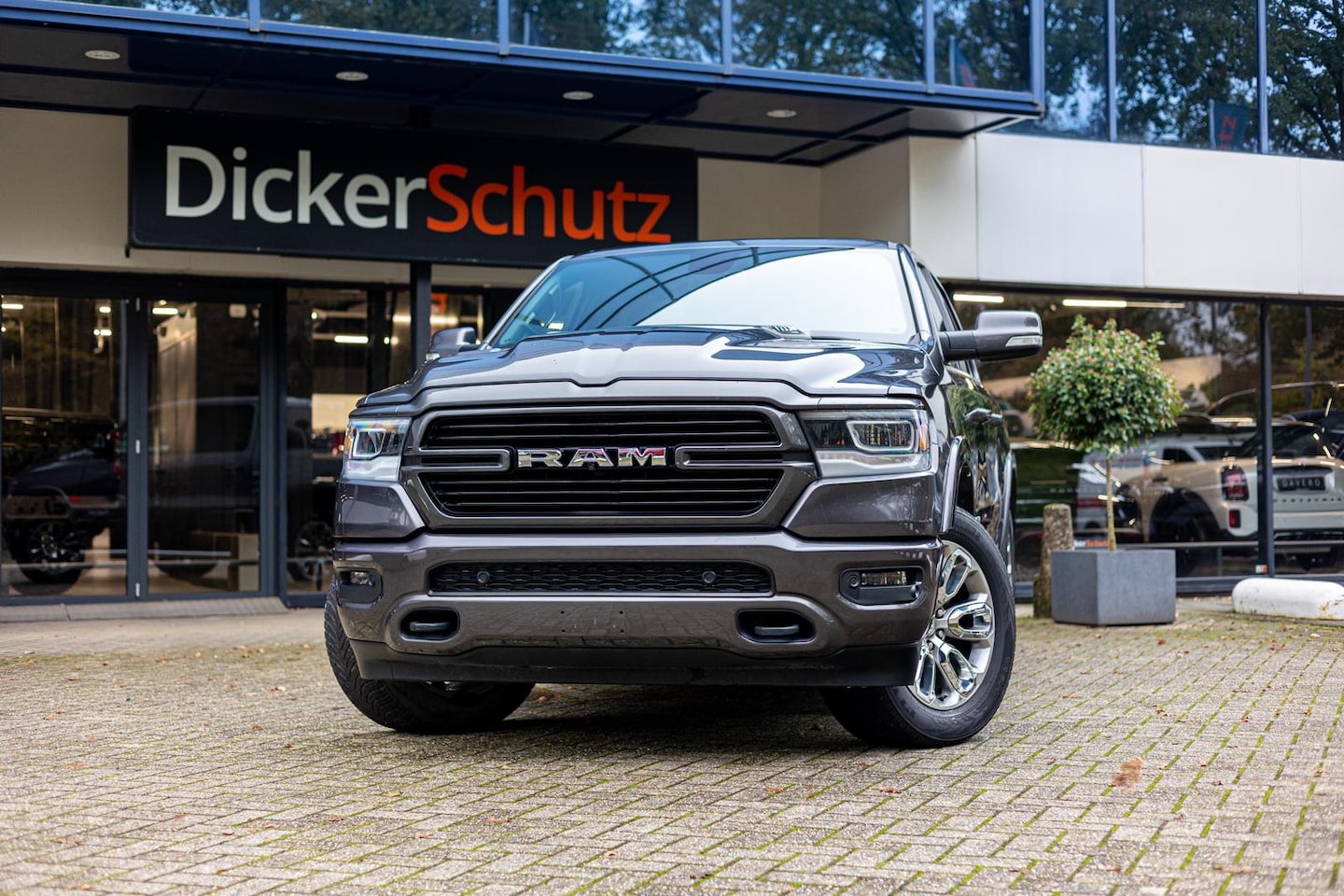 Dodge Ram 1500 - 5.7 V8 4x4 Crew Cab Laramie-Sport. Eerste eigenaar! - AutoWereld.nl