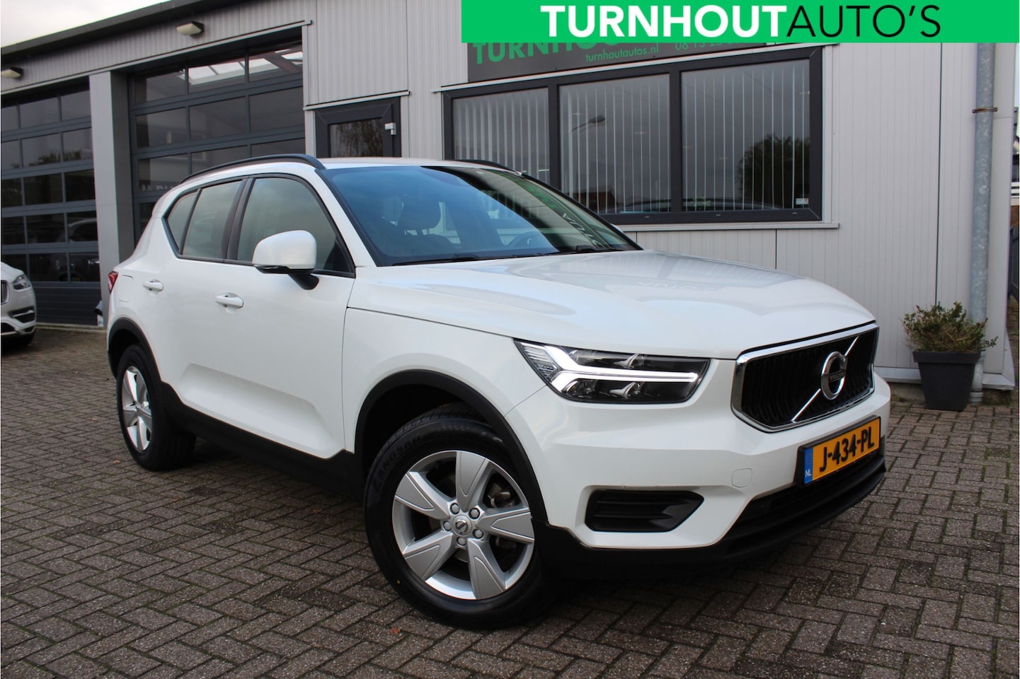 Volvo XC40 - 1.5 T2 Momentum AUTOMAAT | NL auto | elektr.trekhaak - AutoWereld.nl