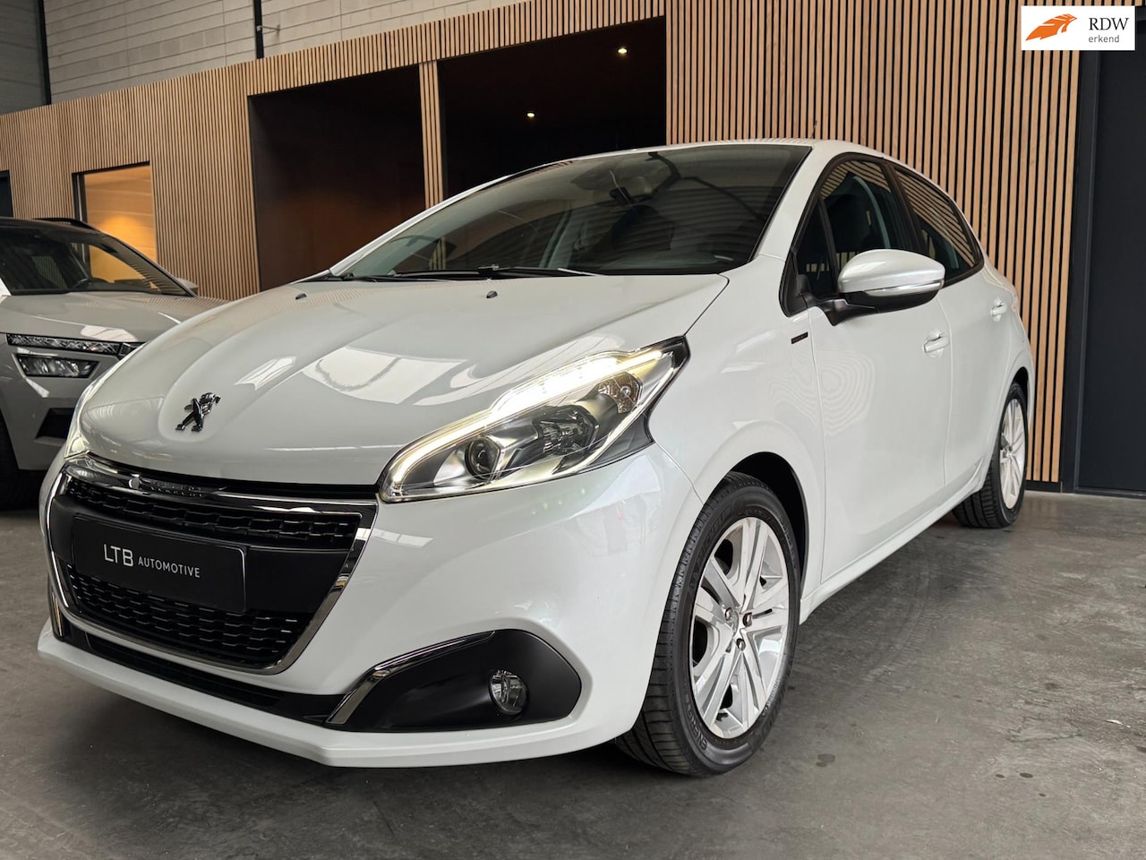 Peugeot 208 - 1.2 PureTech Signature Automaat|Carplay|PDC|Crusie|APK - AutoWereld.nl