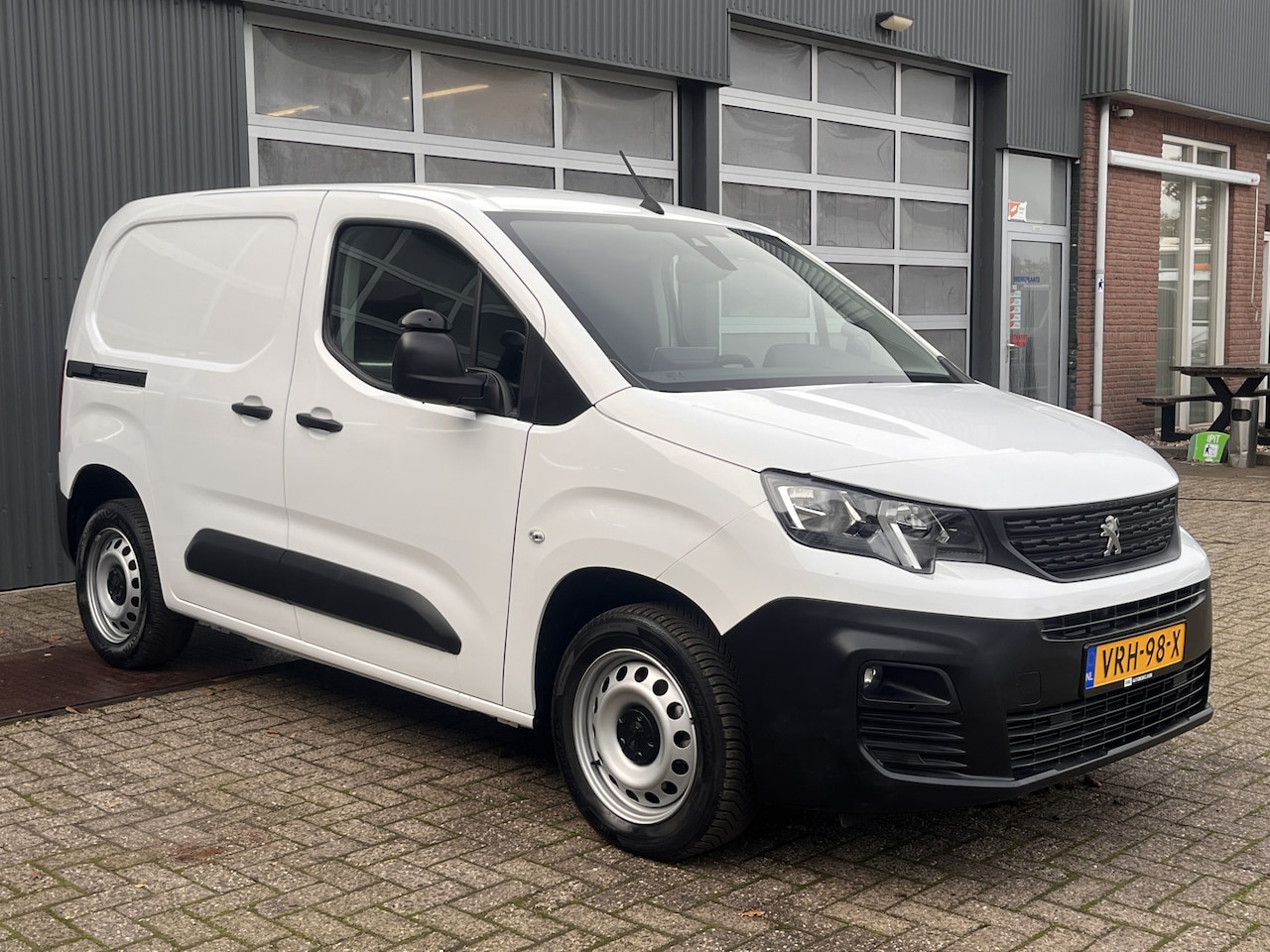 Peugeot Partner - 1.5 Blue HDI Automaat Airco Cruise controle Trekhaak 1000kg Parkeerhulp achter Schuifdeur - AutoWereld.nl