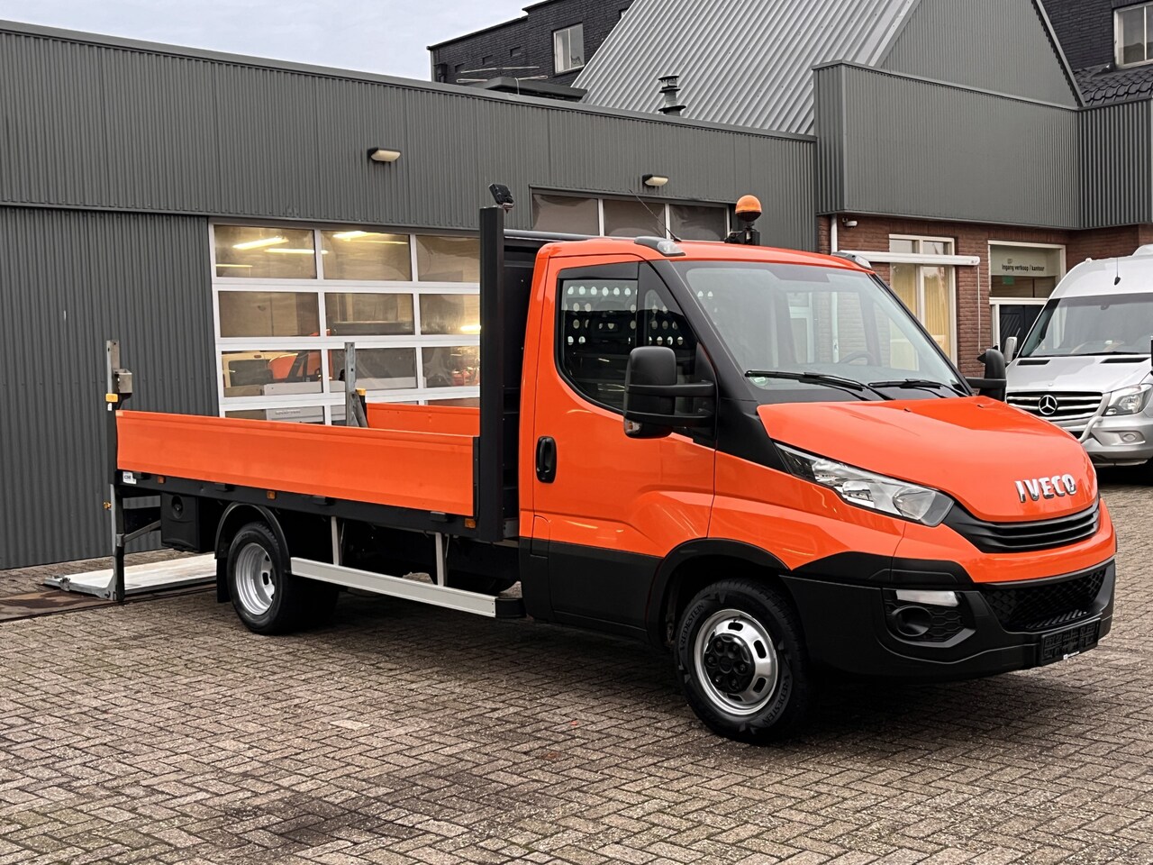 Iveco Daily - 35S12V 2.3 Laadklep 500kg Afneembare Trekhaak 3500kg trekgewicht Airco Navigatiesysteem 2- - AutoWereld.nl