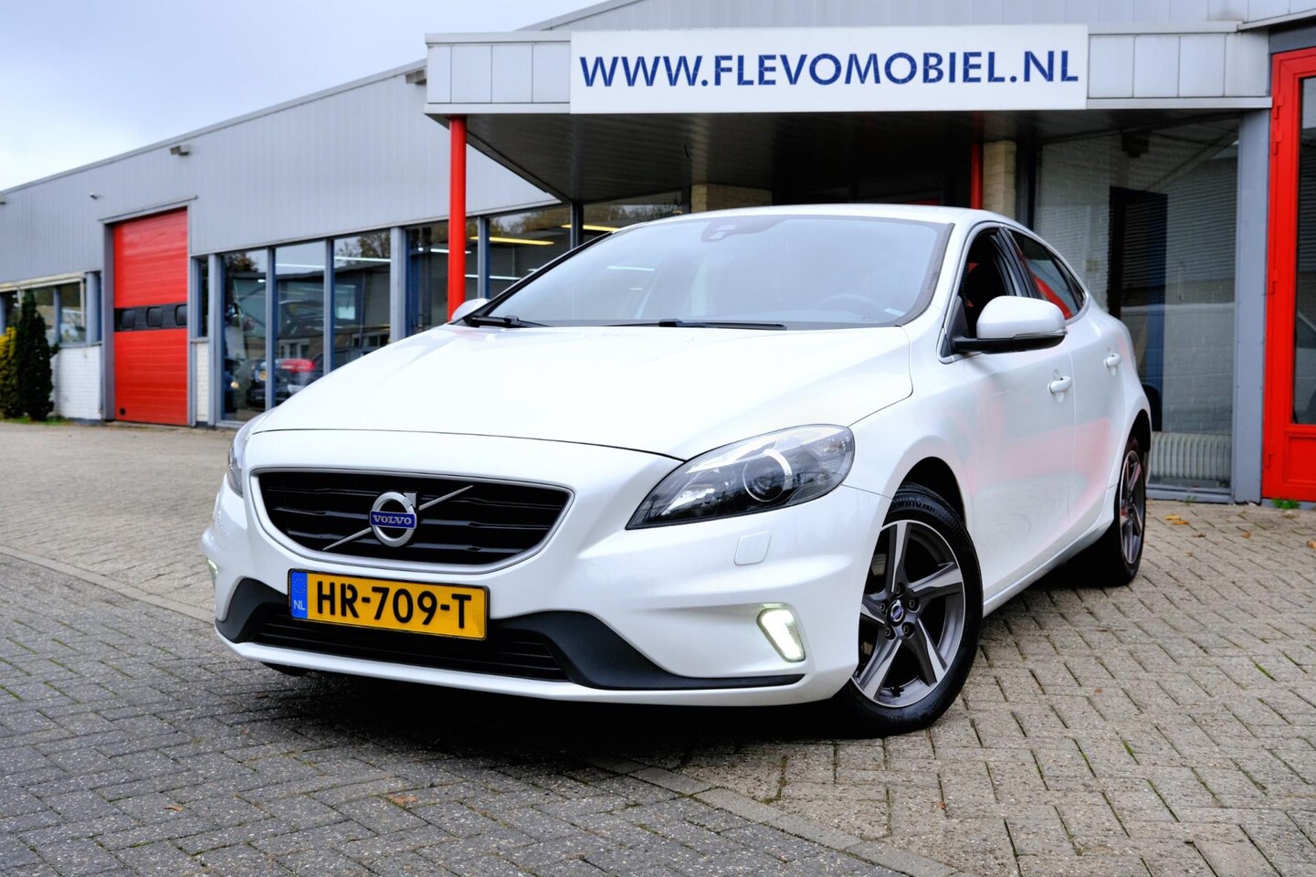 Volvo V40 - 2.0 D2 R-Design Xenon|Navi|Leder-Alcantara|LMV - AutoWereld.nl