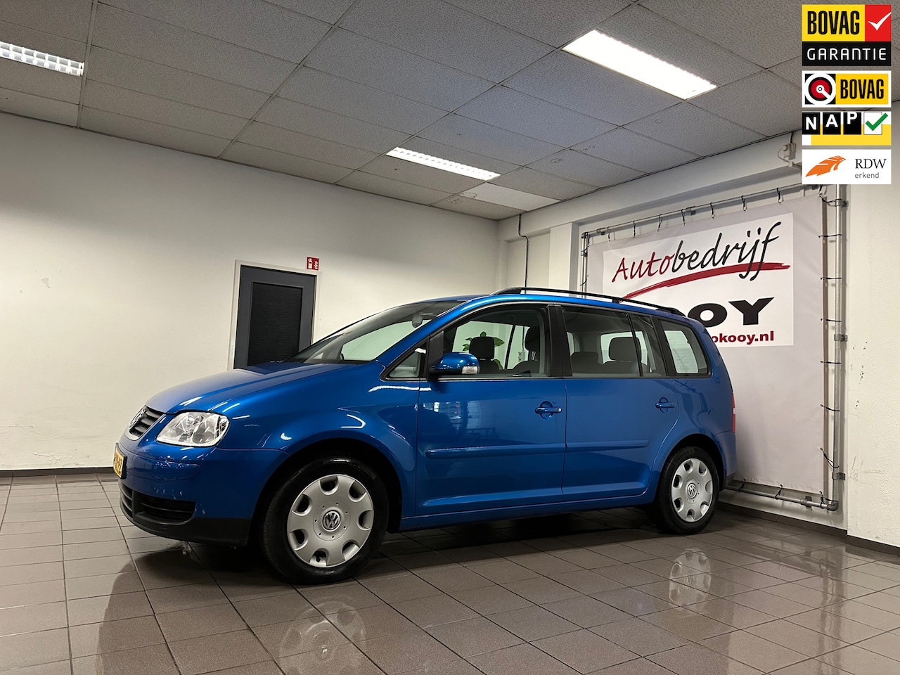 Volkswagen Touran - 1.6-16V FSI * NL Auto / Airco / Cruise control / Trekhaak * - AutoWereld.nl