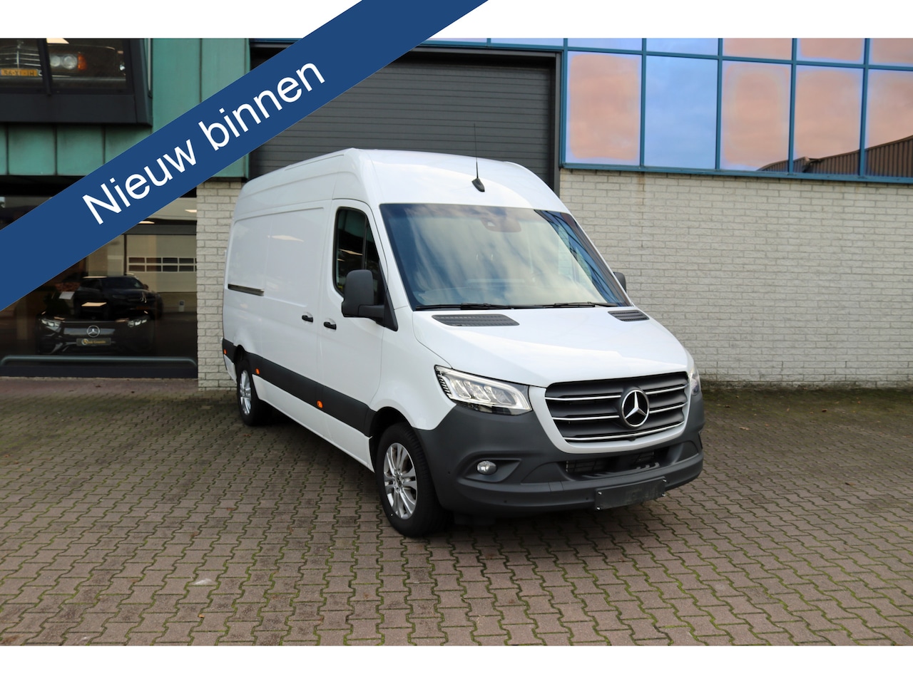 Mercedes-Benz Sprinter - 319 CDI L2H2 9G-TRONIC LED MBUX10 360gr CAMERA DISTRONIC ALARM KL3 PDC 3.5T AHW LM VELGEN - AutoWereld.nl