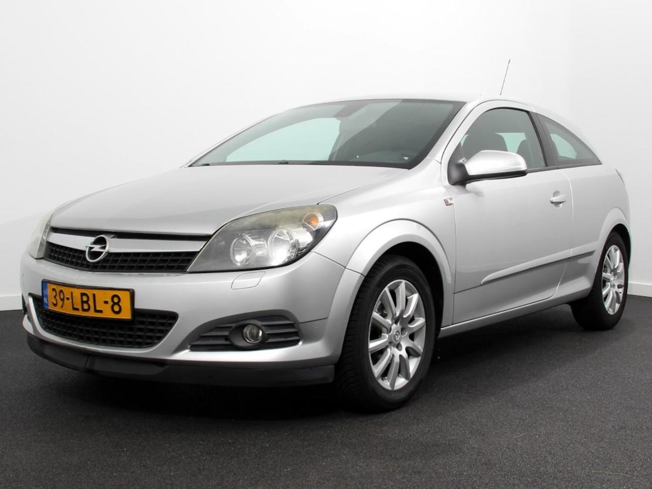 Opel Astra GTC - 1.6 Temptation | Navigatie | Climate Control | Parkeersensoren | Trekhaak | - AutoWereld.nl