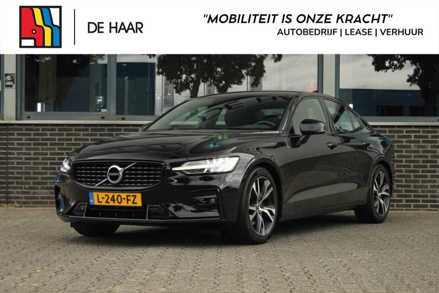 Volvo S60 - 2.0 B4 R-Design - Pilot assist - Stoelverwarming - Trekhaak - AutoWereld.nl