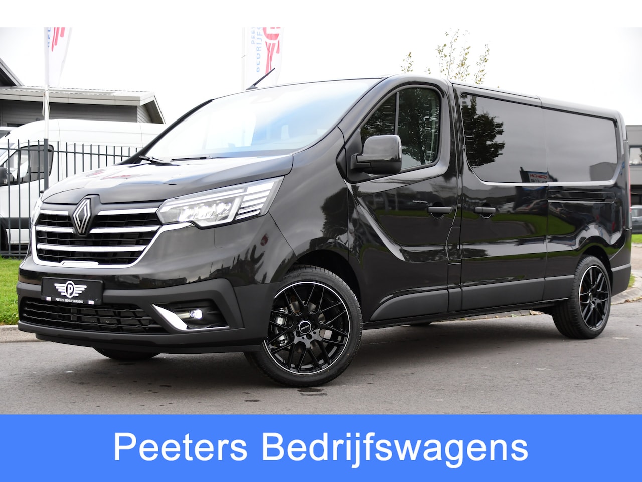 Renault Trafic - 2.0 Blue dCi 130 T29 L2H1 DC Black Edition Camera, Cruise, Carplay, LED, Sensoren, 2 x Sch - AutoWereld.nl