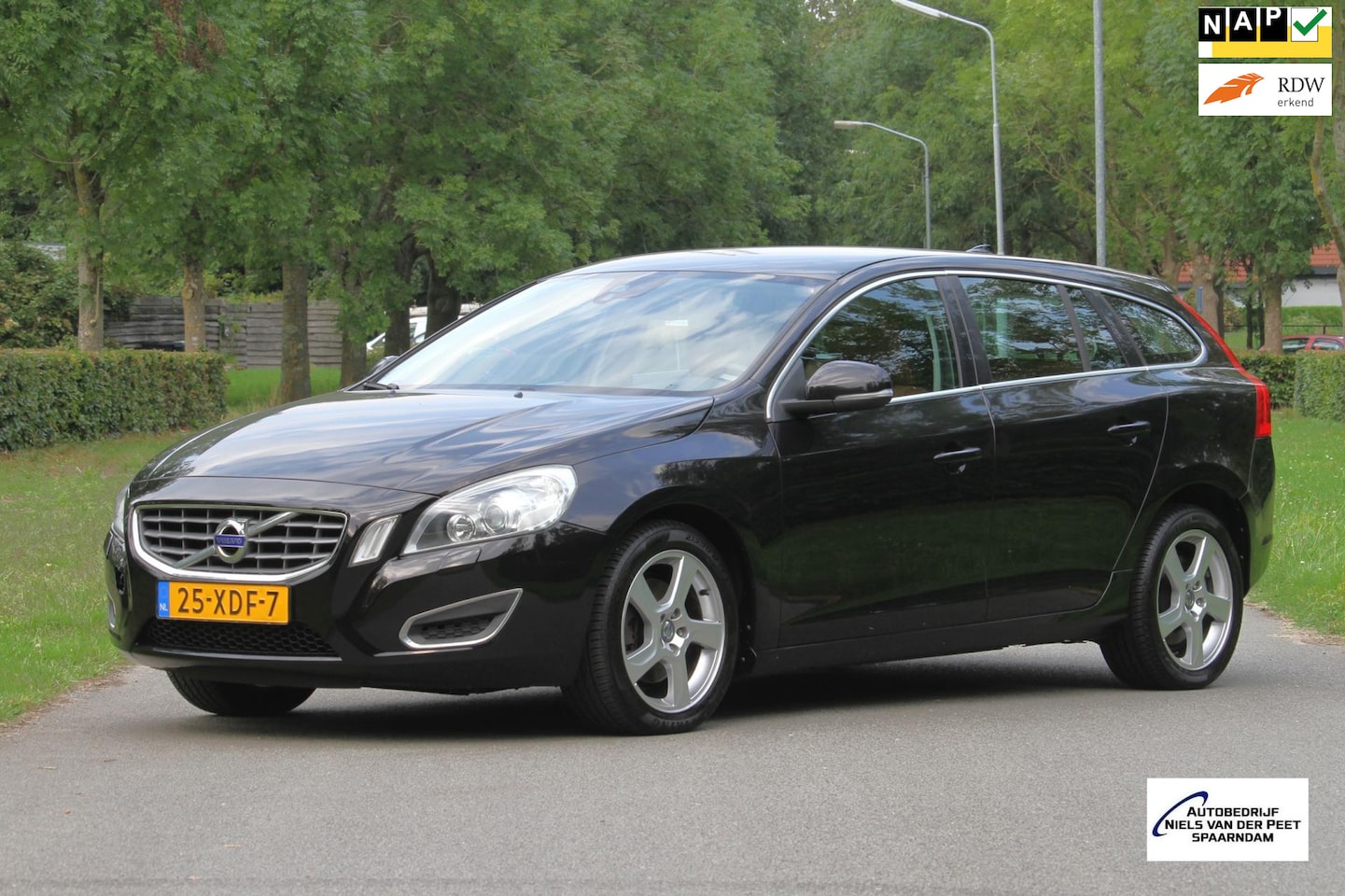 Volvo V60 - 1.6 T3 Summum / Leder interieur / Parkeersensoren / Navigatie / Elektrische stoelen / enz. - AutoWereld.nl