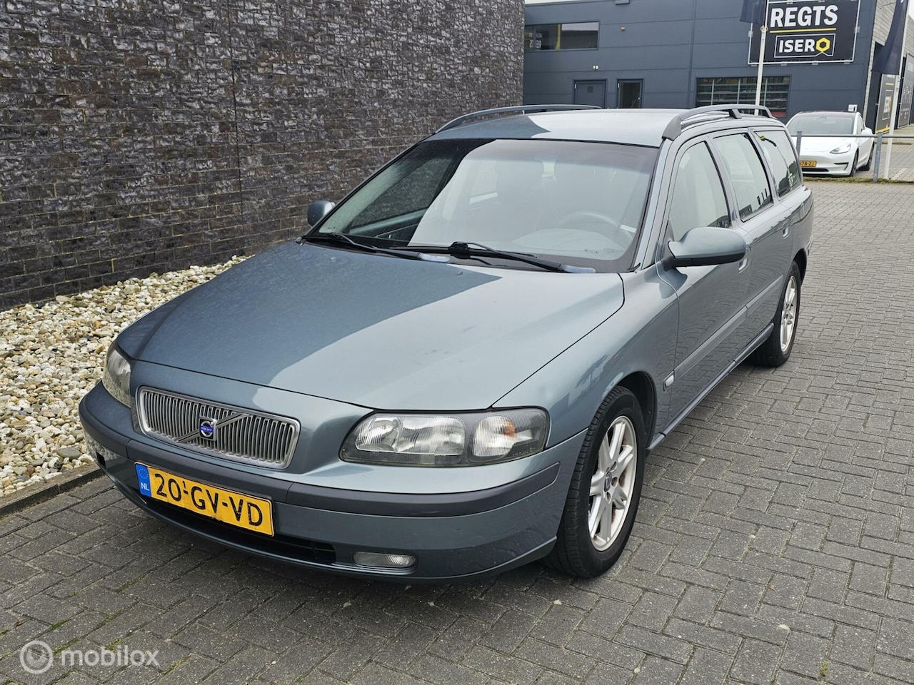 Volvo V70 - 2.4 Comfort Line Airco, Cruise, Trekhaak - AutoWereld.nl