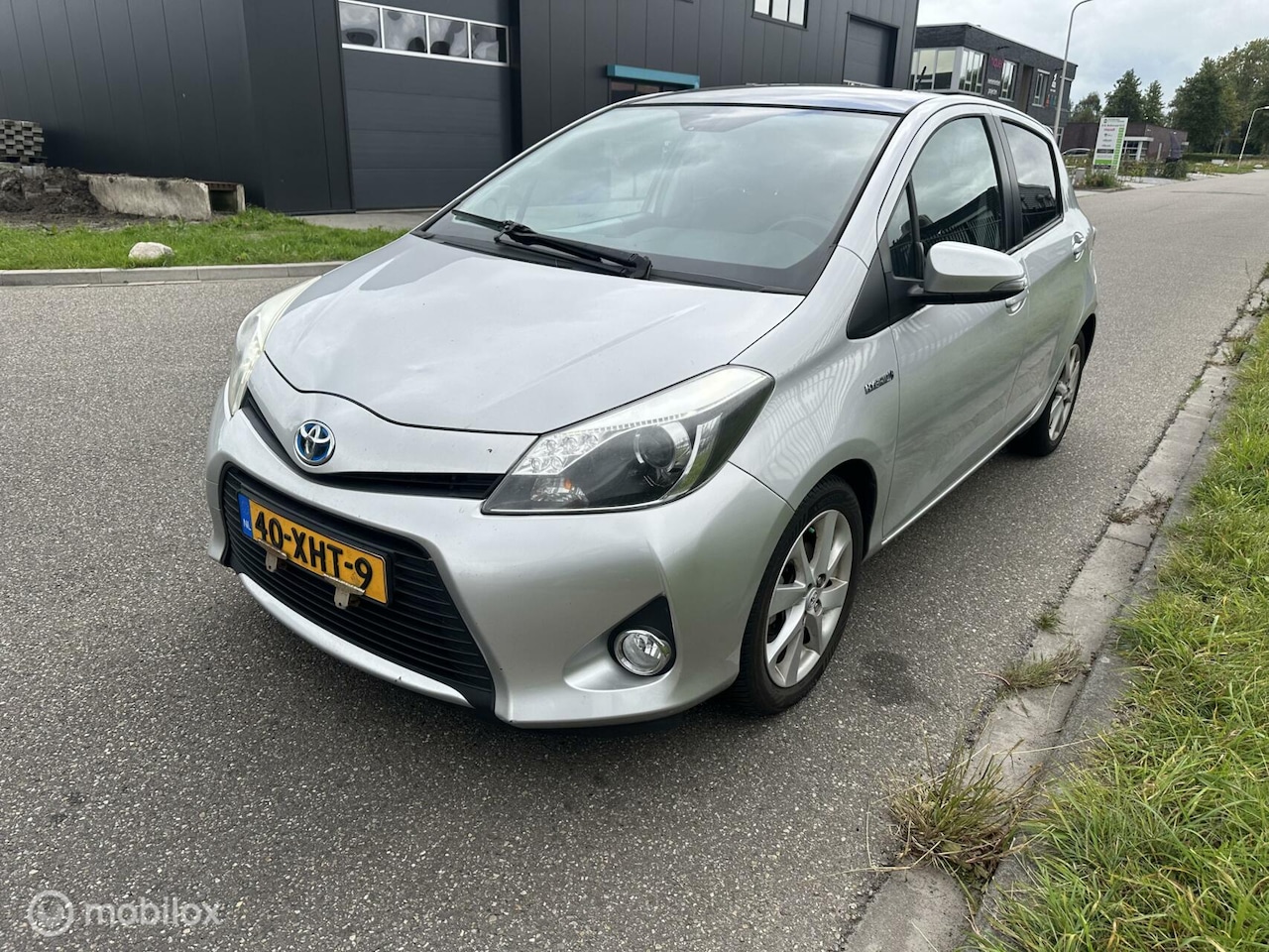 Toyota Yaris - 1.5 Full Hybrid spiegel is stuk barst voor raa - AutoWereld.nl