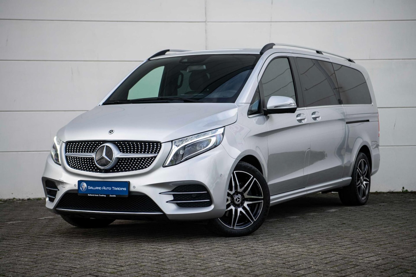 Mercedes-Benz V-klasse - 300d Extra Lang 239pk AMG |1e EIG|ACC|LaneAssist|SideAssist|19''|LED|360-Cam|2x Elektrisch - AutoWereld.nl