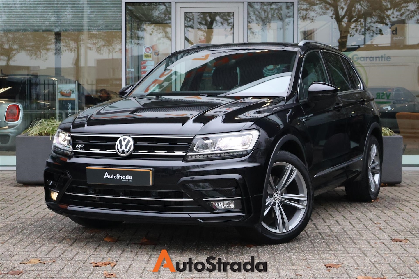 Volkswagen Tiguan - 1.5 TSI Highline R-LINE 150pk DSG I Virtual I Camera I Navi I Trekhaak I Climate - AutoWereld.nl