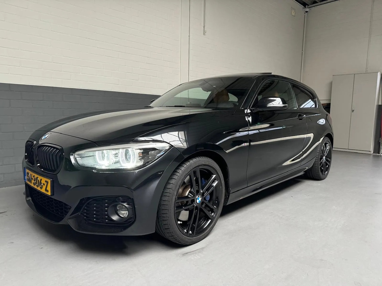 BMW 1-serie - 118I High Executive/ M-Pakket/ Pano /Leer/Harman kardon - AutoWereld.nl