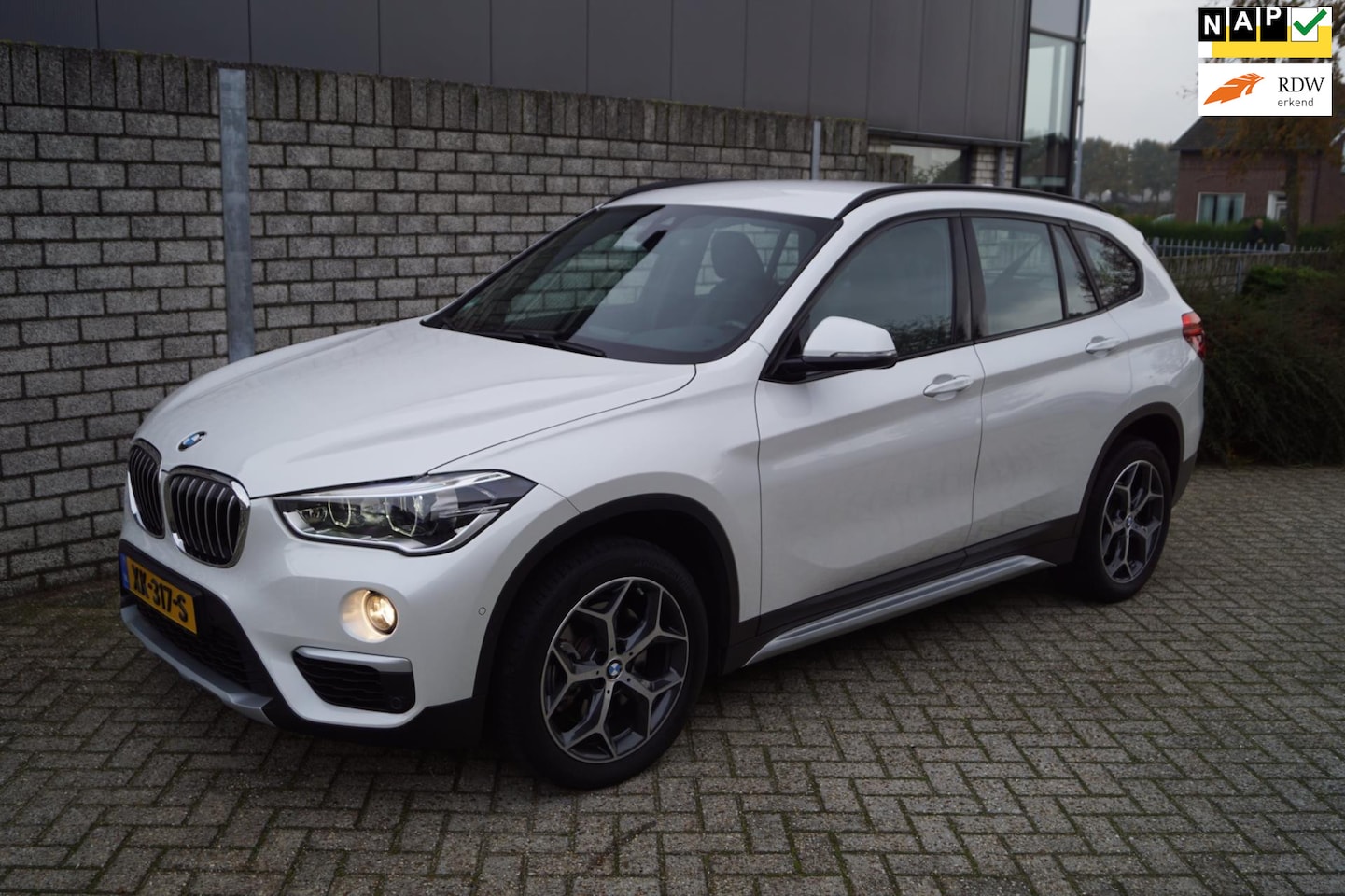 BMW X1 - SDrive20i High Executive 192PK Autom Leder Stoelverw Navi Camera Clima Head-Up Cruise 2x P - AutoWereld.nl