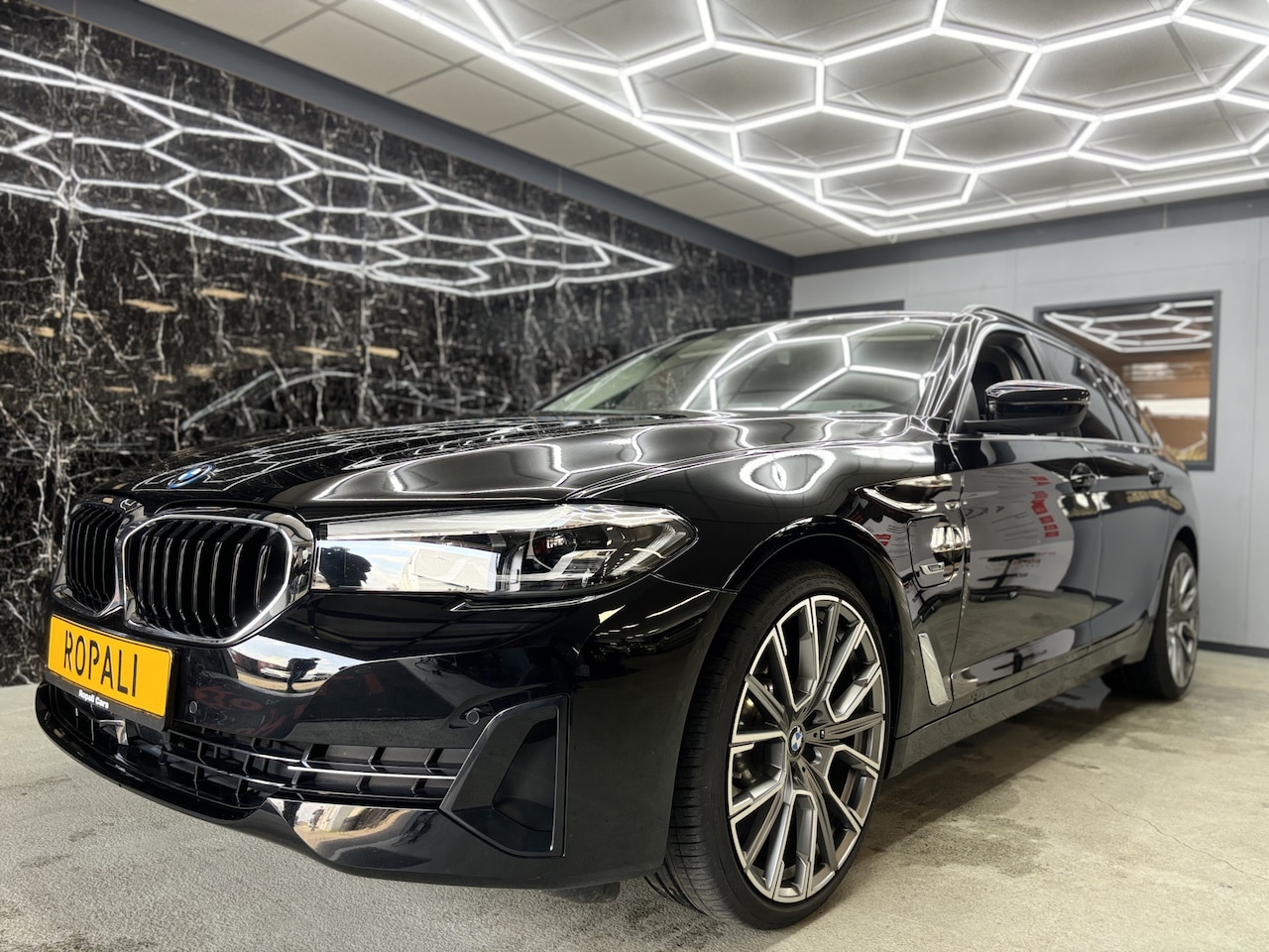 BMW 5-serie Touring - 530e xDrive Business Edition Plus Sensatec 530e xDrive Business Edition Plus Sensatec - AutoWereld.nl