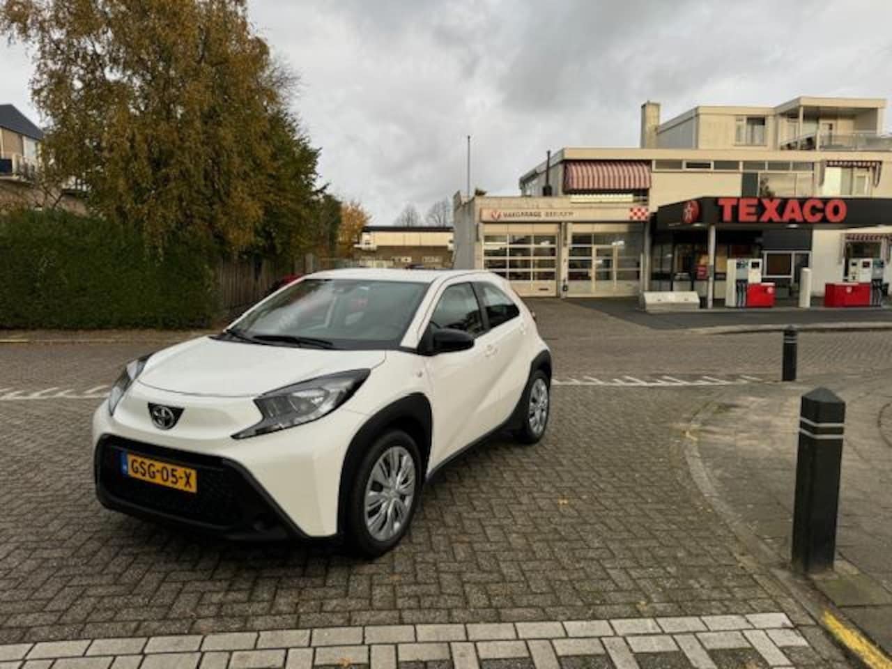 Toyota Aygo X - 1.0 VVT-i MT Play Keyless ,Climate control , stoelverwarming , start/stopknop , zeer compl - AutoWereld.nl