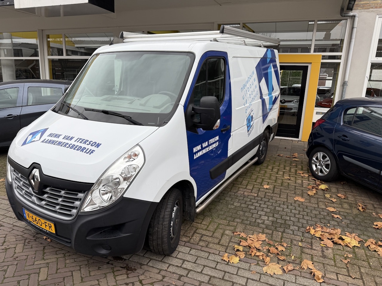 Renault Master - T33 2.3 dCi L1H1 NAVIGATIE AIRCO SIDEBARRS TREKHAAK GROOT IMPERIAAL ZIJWAND BETIMMERING - AutoWereld.nl