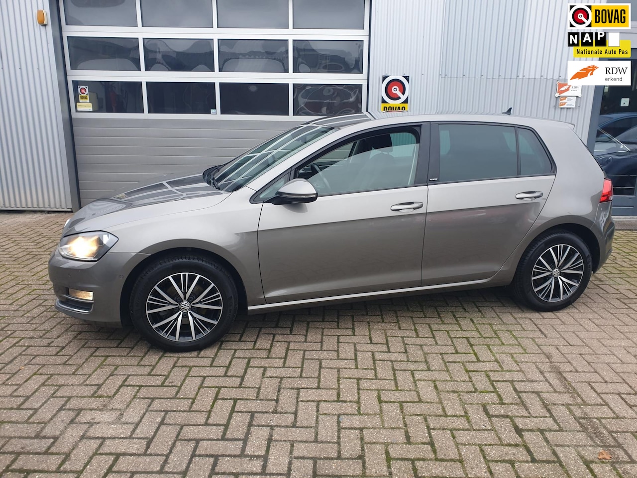 Volkswagen Golf - 1.2 TSI Allstar Adaptive Cruise Parkeerhulp 110pk 6 Bak - AutoWereld.nl