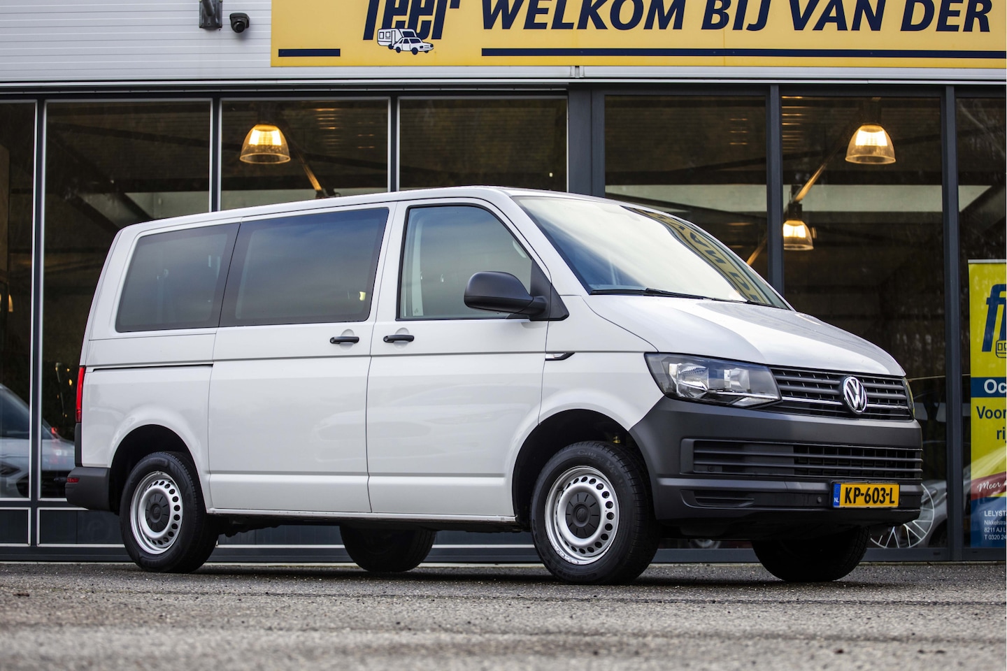 Volkswagen Transporter Kombi - 2.0 TDI L1H1 Highline 8-pers - AutoWereld.nl