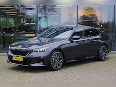 BMW 5-serie - 520i 190 PK M-Sport *2024 MODEL*, H/K Sound, Head-up, Stoelkoeling, Iconic Glow, 360 Camer