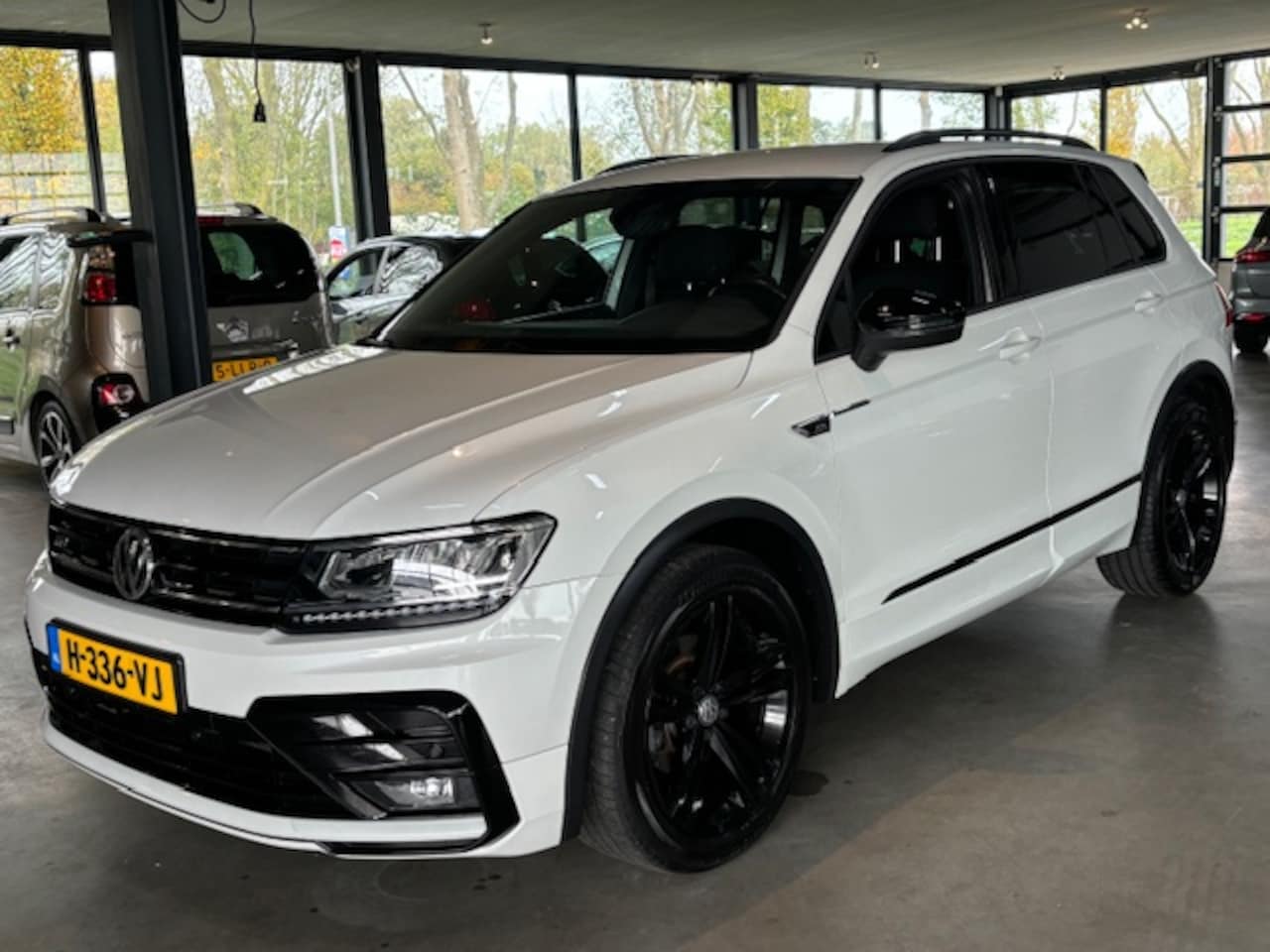 Volkswagen Tiguan - 1.5 TSI ACT 150pk DSG Highline Business R - AutoWereld.nl