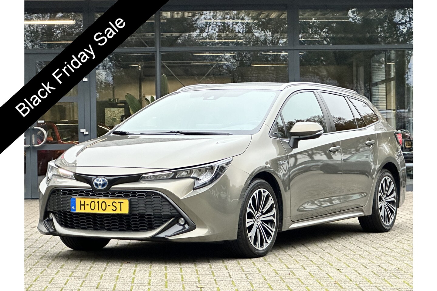 Toyota Corolla Touring Sports - 1.8 Hybrid Dynamic Navigatie/Cruise/Trekhaak/Getint glas/17 inch - AutoWereld.nl