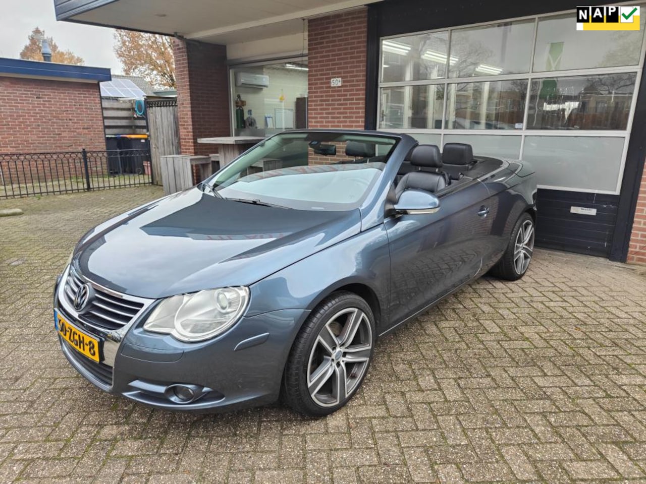 Volkswagen Eos - 3.2 V6 250pk! Automaat, Leer, Clima, Cruise, PDC, NW APK! - AutoWereld.nl