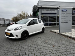 Toyota Aygo - 1.0 VVT-i Access 3 drs, nieuwe LM Velgen, Navigatie, 34141 km (Nieuwstaat)