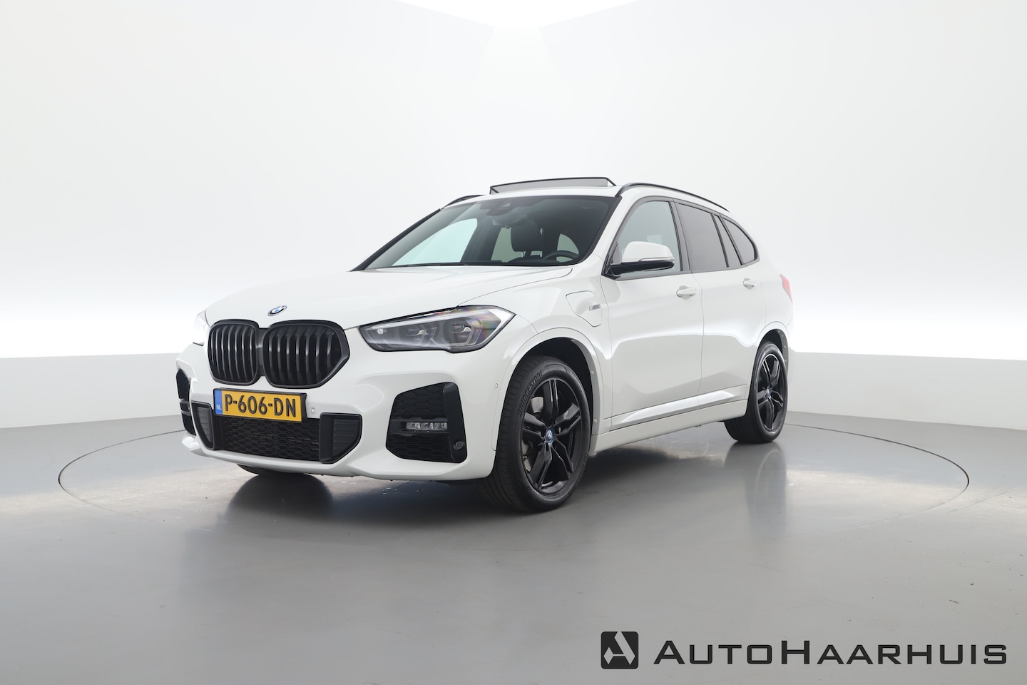 BMW X1 - xDrive25e M-Sportpakket Shadow Line Pano dak | Trekhaak | Headup | Leder - AutoWereld.nl