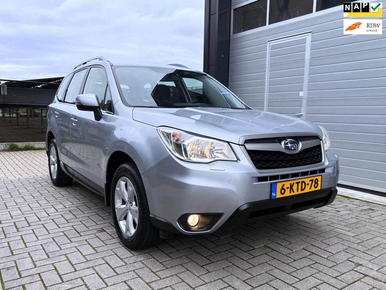 Subaru Forester - 2.0 Luxury - Cruise Control - Trekhaak (2.000 kg) - Achteruitrijcamera - Stoelverwarming - - AutoWereld.nl