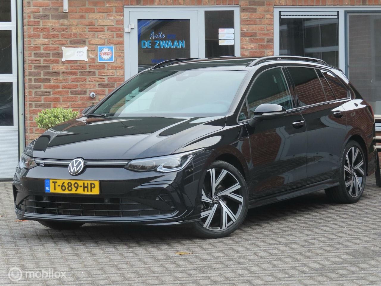 Volkswagen Golf Variant - 1.5 eTSI R-Line/D.S.G./Panoramadak/Virtual Cockpit/Trekhaak/18 Inch - AutoWereld.nl