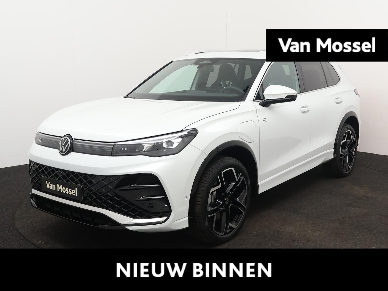 Volkswagen Tiguan - 1.5 eHybrid R-Line Edition 204 PK | Automaat | LED Matrix | Panoramadak | Trekhaak | Stoel - AutoWereld.nl