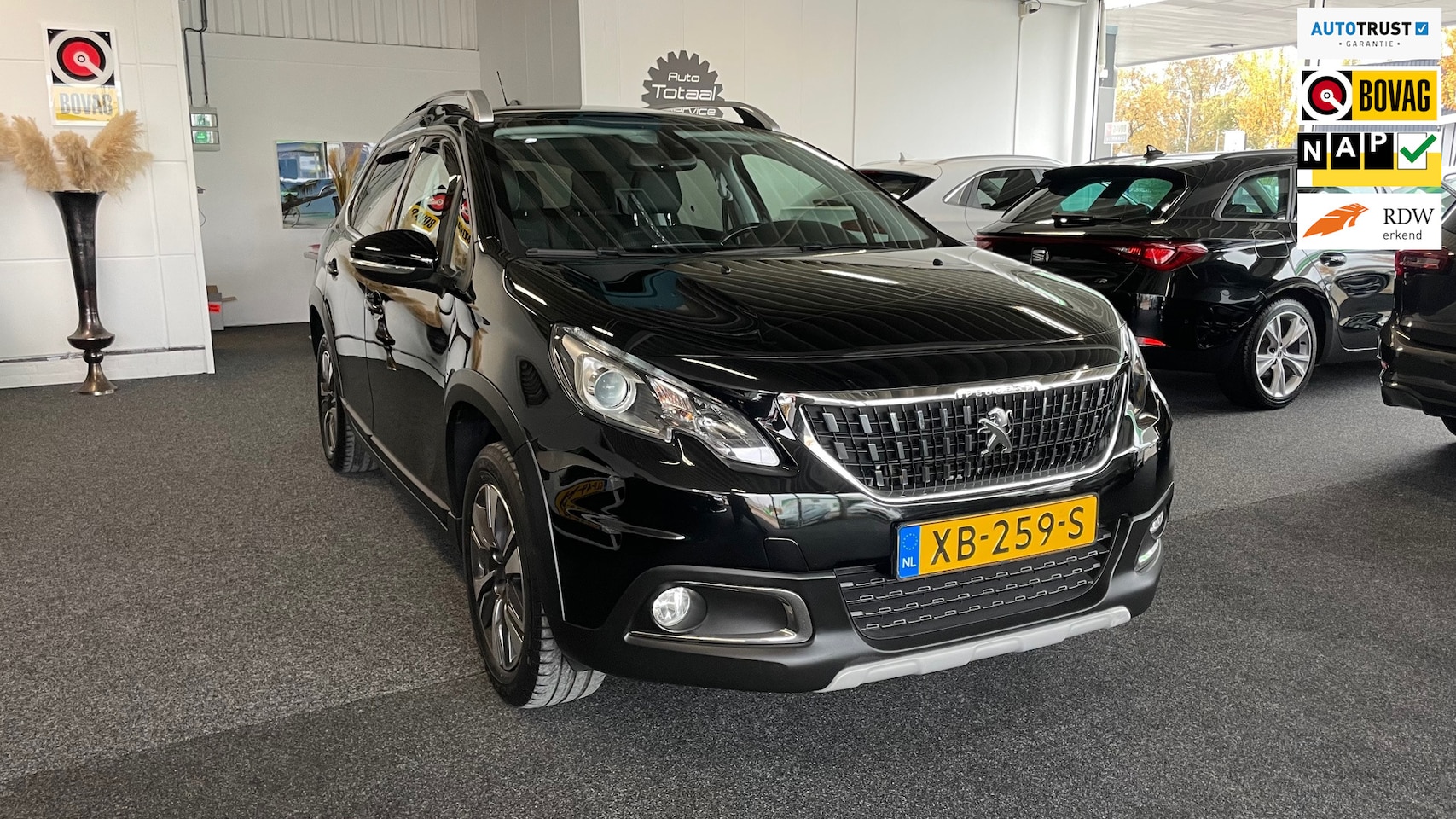 Peugeot 2008 - 1.2 PureTech Allure 1.2 PureTech Allure, Panoramadak, Nav, Cruise, Climate, Carplay, Trekhaak, 16". - AutoWereld.nl