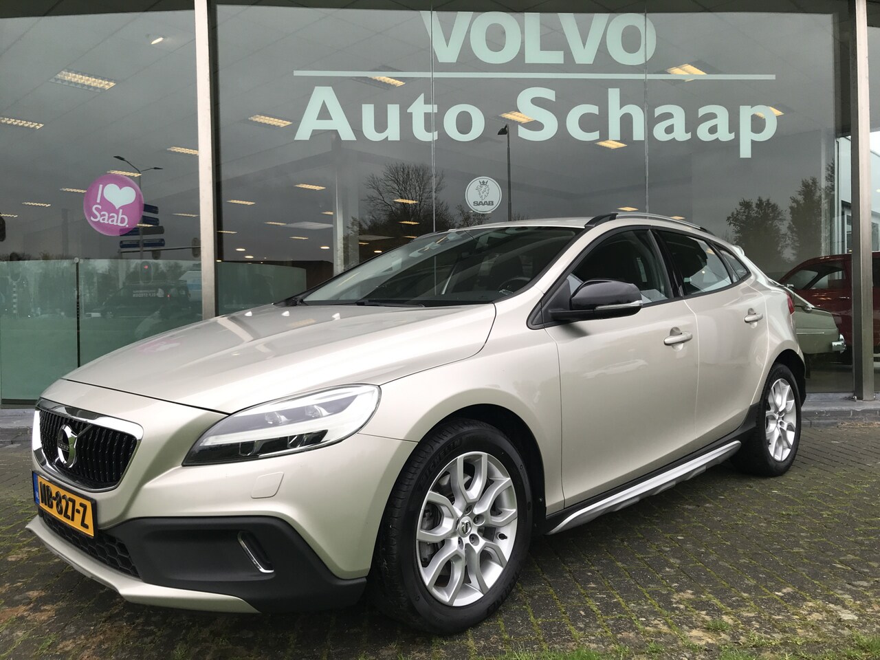 Volvo V40 Cross Country - 2.0 D3 Nordic+ Automaat | Rijklaar incl garantie | Standkachel Trekhaak Verwarmbaar voorru - AutoWereld.nl