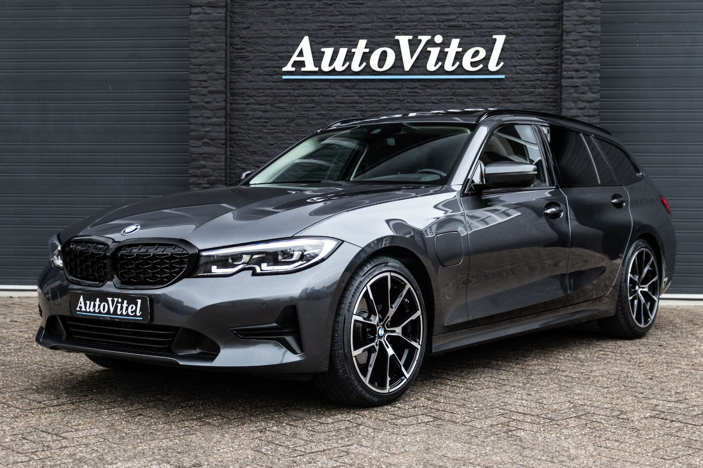 BMW 3-serie Touring - 330e | Panodak | Achteruitrijcamera | Live Cockpit Pro | Sportleder | LED | 19" Breedset - AutoWereld.nl